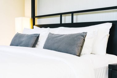 Hafif lamba ile yatakta güzel lüks rahat yastık