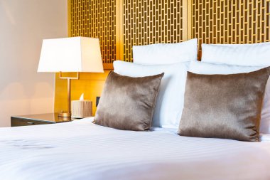 Yatak ve battaniye üzerinde güzel lüks rahat beyaz yastık Dec