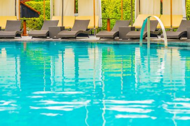 Otel re açık yüzme havuzu etrafında Şemsiye ve sandalye kanepe