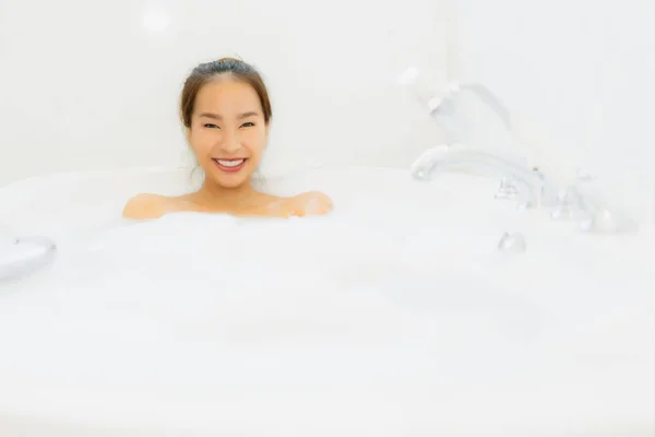 Portré gyönyörű fiatal ázsiai nő fog kád a fürdőszobában — Stock Fotó