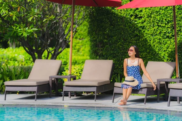 Retrato joven asiático mujer relax sonrisa feliz alrededor al aire libre nadar —  Fotos de Stock