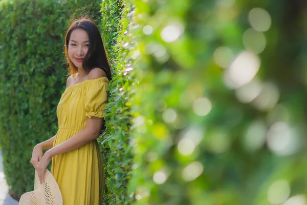 Retrato mulheres bonitas feliz relaxar sorriso em torno do jardim — Fotografia de Stock