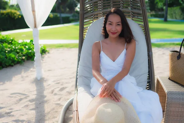 Portrait belles femmes asiatiques autour de la plage mer océan avec heureux — Photo