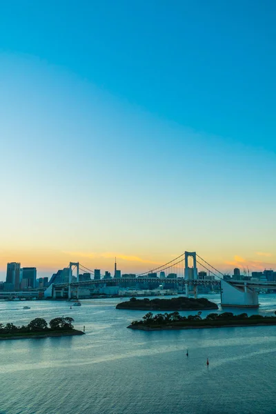 Hermosa arquitectura edificio paisaje urbano de la ciudad de tokyo con rai —  Fotos de Stock