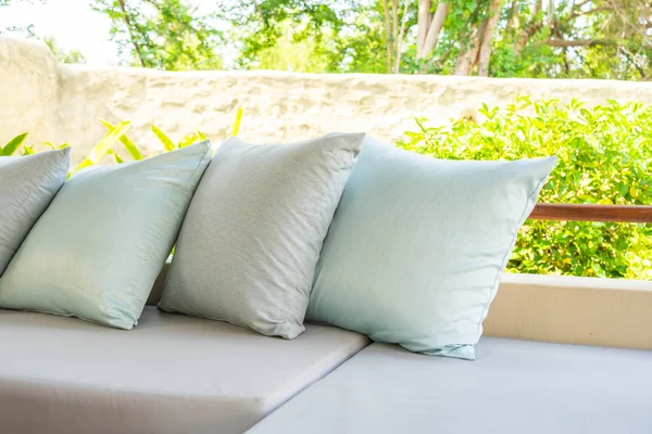 Μαξιλάρι στον καναπέ διακόσμηση υπαίθριο αίθριο με θέα στον κήπο — Φωτογραφία Αρχείου