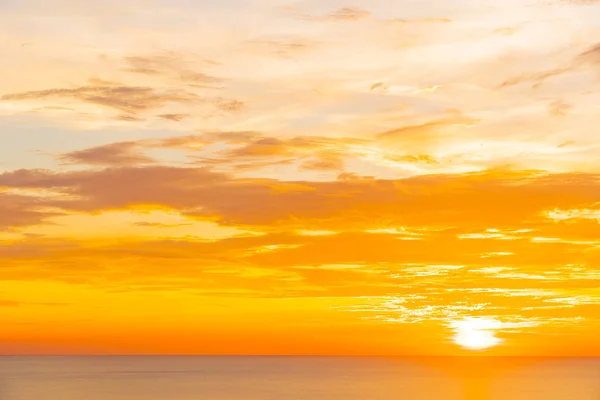 Bellissimo paesaggio naturale tropicale all'aperto di spiaggia di mare al sole — Foto Stock