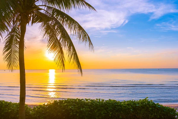 Schöne tropische Landschaft im Freien Meer Ozean Strand mit Coc — Stockfoto