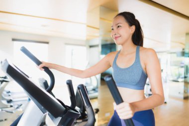 Portre Asya kadın egzersiz ve egzersiz dışarı içinde spor salonu