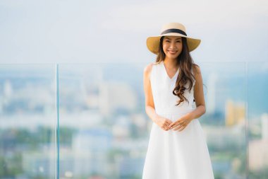 Portre güzel genç Asyalı kadın mutlu gülümseme ro üzerinde Relax