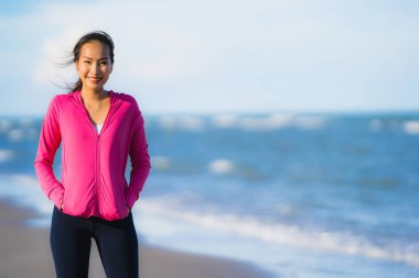 Portre güzel genç Asyalı kadın çalışan ve t üzerinde egzersiz