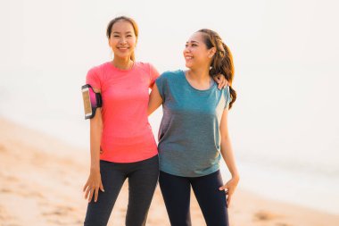 Portre güzel genç spor Asya kadın koşma ve egzersiz 