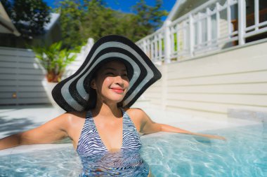 Asyalı kız mutlu gülümsemek güzel genç kadın portre dinlenmek