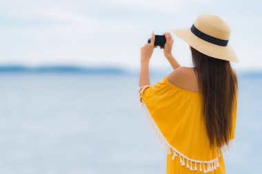 Portre güzel Asyalı kadın gülümsemek mutlu boş şapka giymek