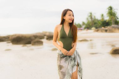 Portre güzel asya kadın mutlu gülümseme tropikal dinlenmek