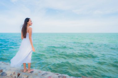 Portre güzel asyalı kadınlar plaj denizi okyanusu etrafında mutlu