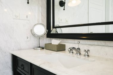 Güzel lüks beyaz lavabo ve bathroo facuet su iç