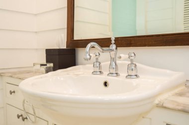 Banyoda musluk suyu ve lavabo dekorasyonu