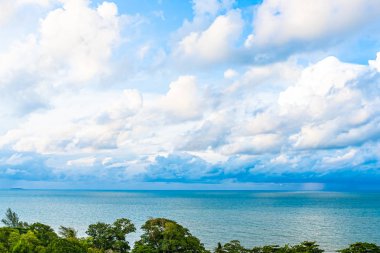 Beyaz bulut ile güzel panoramik manzara veya deniz manzarası okyanus