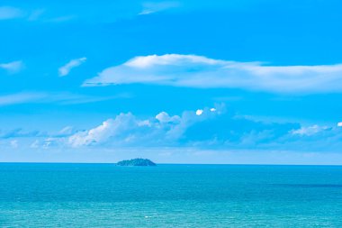 Beyaz bulut ile güzel panoramik manzara veya deniz manzarası okyanus
