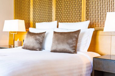 Yatak ve battaniye üzerinde güzel lüks rahat beyaz yastık Dec