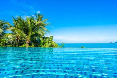 Deniz ile otel beldesinde güzel lüks açık yüzme havuzu 