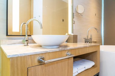 Su musluk ve lavabo dekorasyon iç