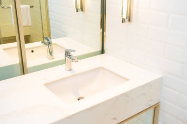 Banyo iç musluk suyu ve lavabo dekorasyon