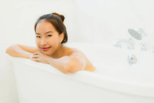 肖像画の美しい若いアジア女性浴室にバスタブを取る — ストック写真