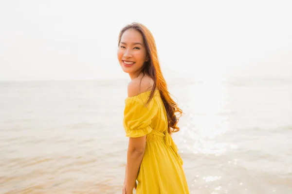 Ritratto bella giovane donna asiatica passeggiata sulla spiaggia e sul mare o — Foto Stock