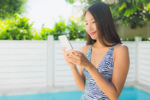 Ritratto bella giovane donna asiatica felice sorriso parlare mobile pho — Foto Stock