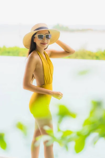 Retrato asiático bonito jovem mulher feliz sorriso relaxar ao redor ou — Fotografia de Stock