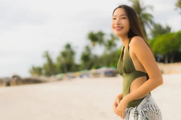 Porträtt vackra asiatiska kvinnor Happy Smile slappna av på den tropiska — Stockfoto