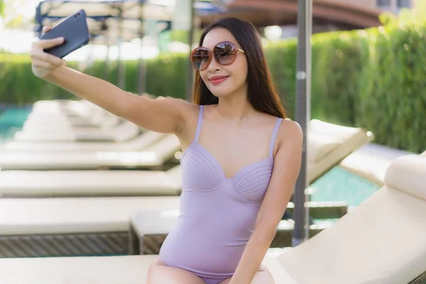 Portrait belles femmes asiatiques sourire heureux se détendre autour de la natation — Photo