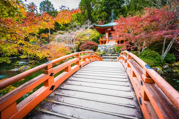 Hermoso templo Daigoji con colorido árbol y hoja en otoño s — Foto de Stock