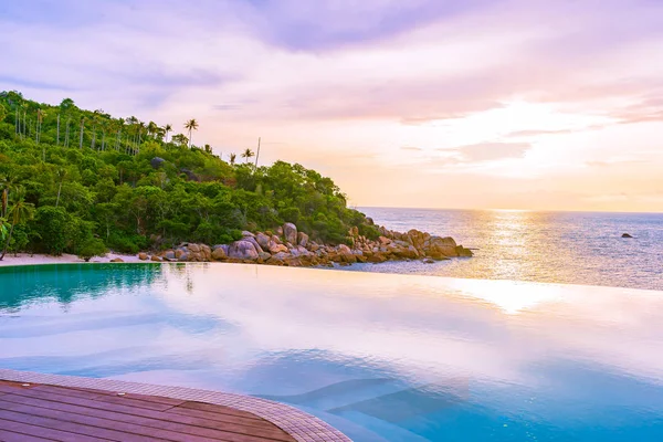 Bella piscina a sfioro all'aperto in hotel resort con se — Foto Stock