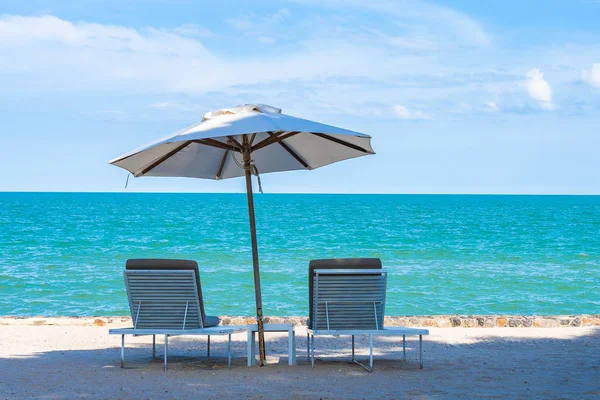 Hermoso paraguas y silla alrededor de la playa mar océano con azul sk — Foto de Stock