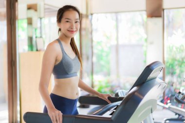 Portre güzel genç Asya kadın egzersiz ile Fitness donatmak