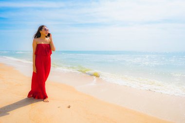 Cep telefonu veya mobil p kullanarak portre güzel genç Asyalı kadın