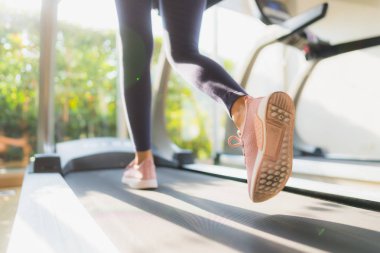 Portre asya kadın egzersiz ve spor salonunda çalıştırarak egzersiz