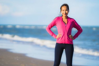 Portre güzel genç Asyalı kadın çalışan ve t üzerinde egzersiz