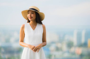 Portre güzel genç Asyalı kadın mutlu gülümseme ro üzerinde Relax