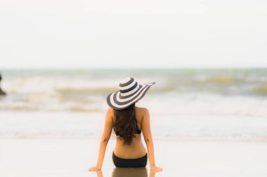Portre güzel genç Asyalı kadın plaj se üzerinde bikini giymek