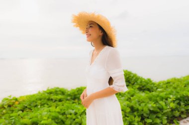 Portre güzel Asyalı kadın gülümsemek mutlu boş şapka giymek