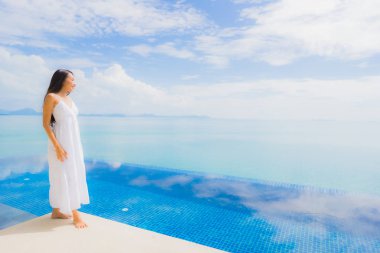 Portre genç asyalı kadın yüzme kaka etrafında mutlu gülümseme dinlenmek