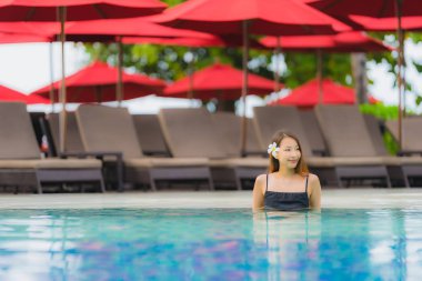 Portre genç asyalı kadın rahatla gülümseme açık yüzmek etrafında mutlu