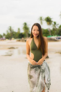 Portre güzel asya kadın mutlu gülümseme tropikal dinlenmek