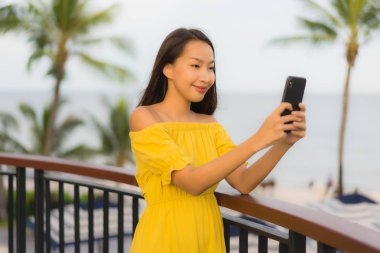 Mobil veya akıllı telefon aroun kullanarak güzel portre asyalı kadınlar