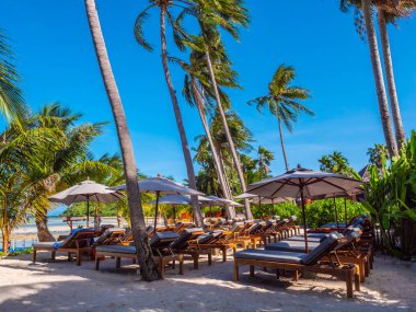 Şemsiye ve plaj ve okyanus mavi gökyüzü ile sandalyeye