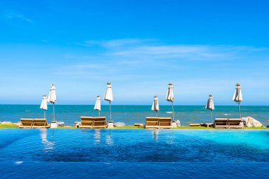 Güzel açık doğa manzara ile yatak şezlong sw çevresinde