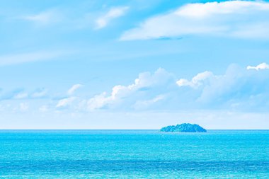 Beyaz bulut ile güzel panoramik manzara veya deniz manzarası okyanus